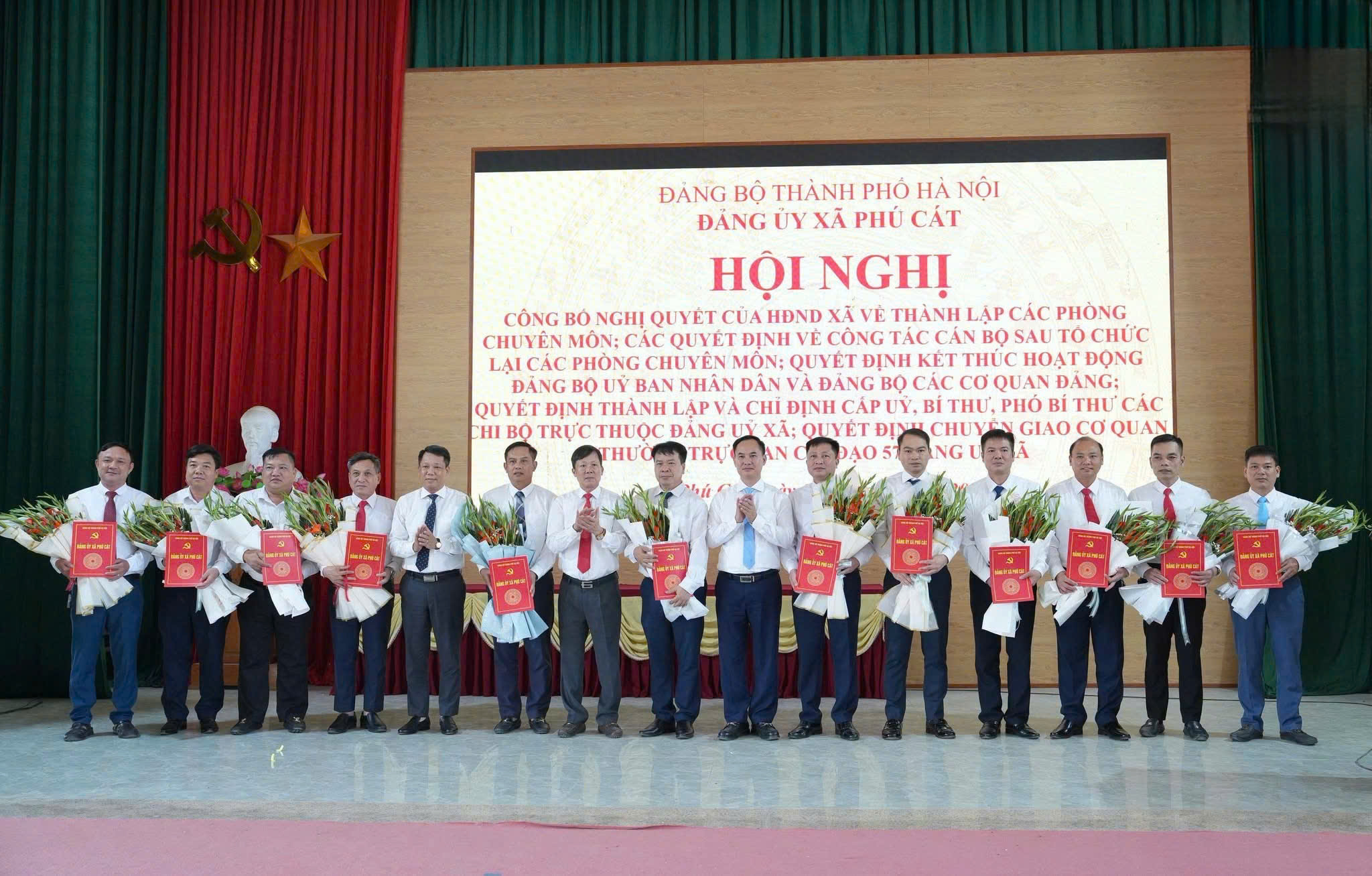 Xã Phú Cát công bố các nghị quyết, quyết định về kiện toàn tổ chức bộ máy và công tác cán bộ