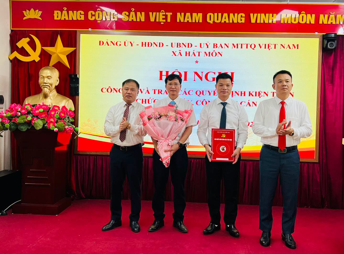 Xã Hát Môn thành lập 12 chi bộ trực thuộc, kiện toàn 5 phòng chuyên môn