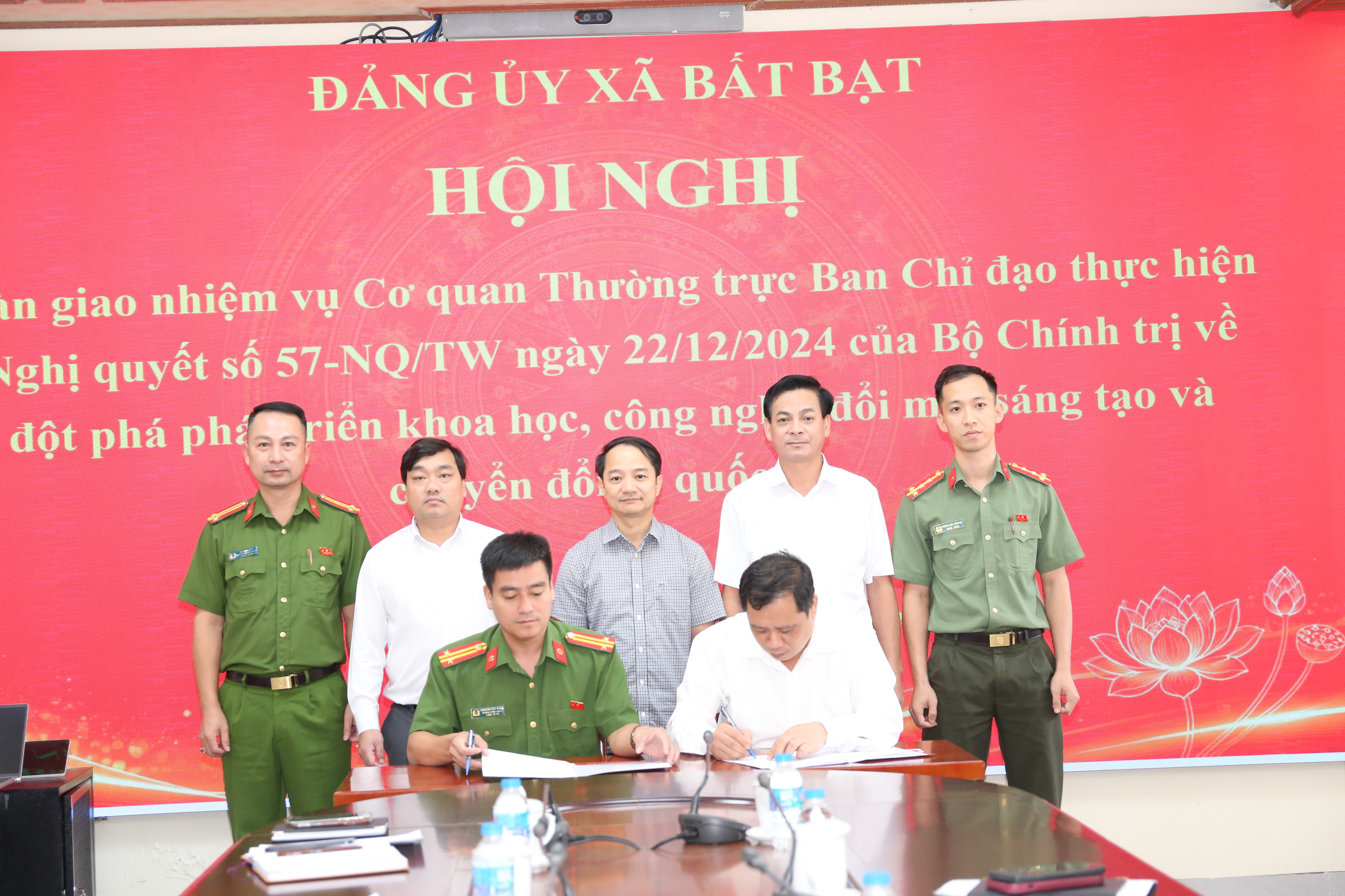 Đảng ủy xã Bất Bạt bàn giao nhiệm vụ thực hiện Nghị quyết số 57-NQ/TW cho Công an xã