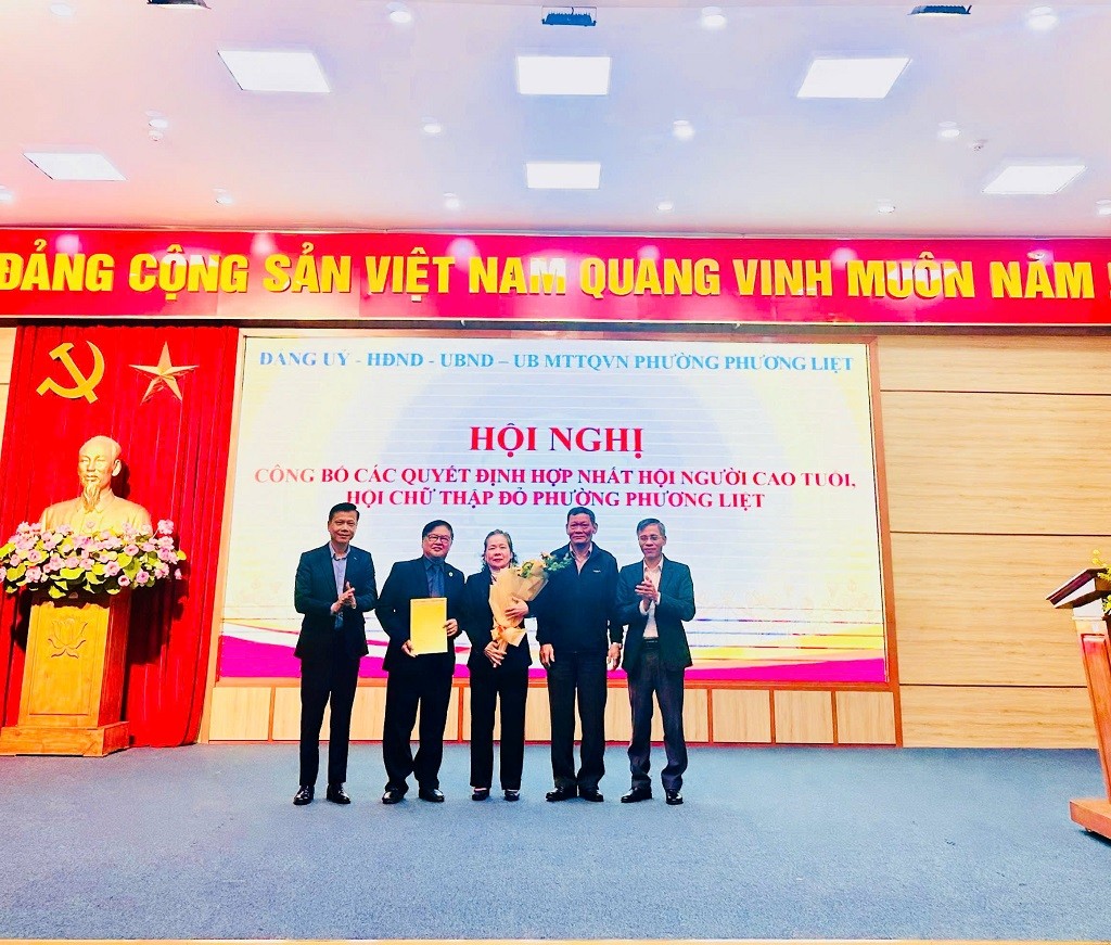 Phường Phương Liệt công bố quyết định hợp nhất Hội Người cao tuổi và Hội Chữ thập đỏ, kiện toàn tổ chức theo mô hình mới