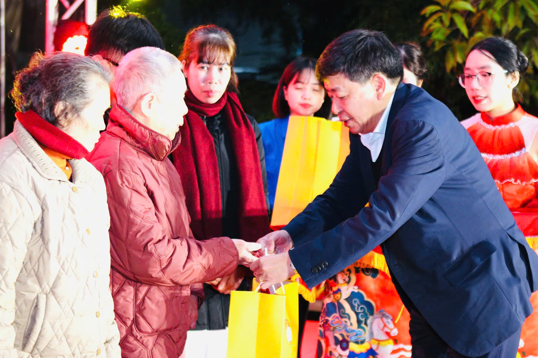 Phường Long Biên chăm lo Tết Bính Ngọ 2026 cho các đối tượng, lan tỏa tinh thần “không để ai bị bỏ lại phía sau”