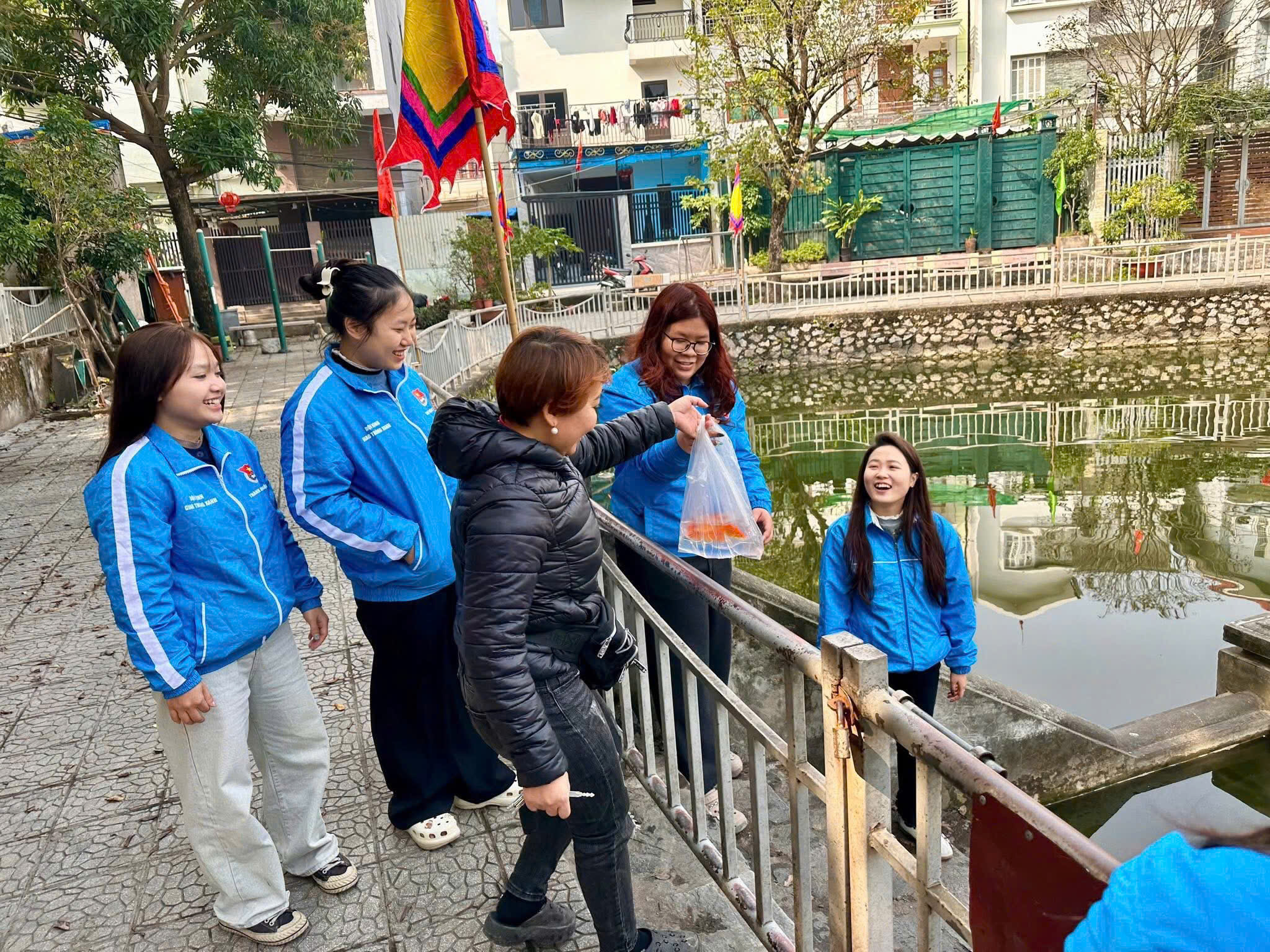 Đoàn thanh niên phường Phú Thượng lan tỏa thông điệp “Thả cá không thả túi nilon” bảo vệ môi trường