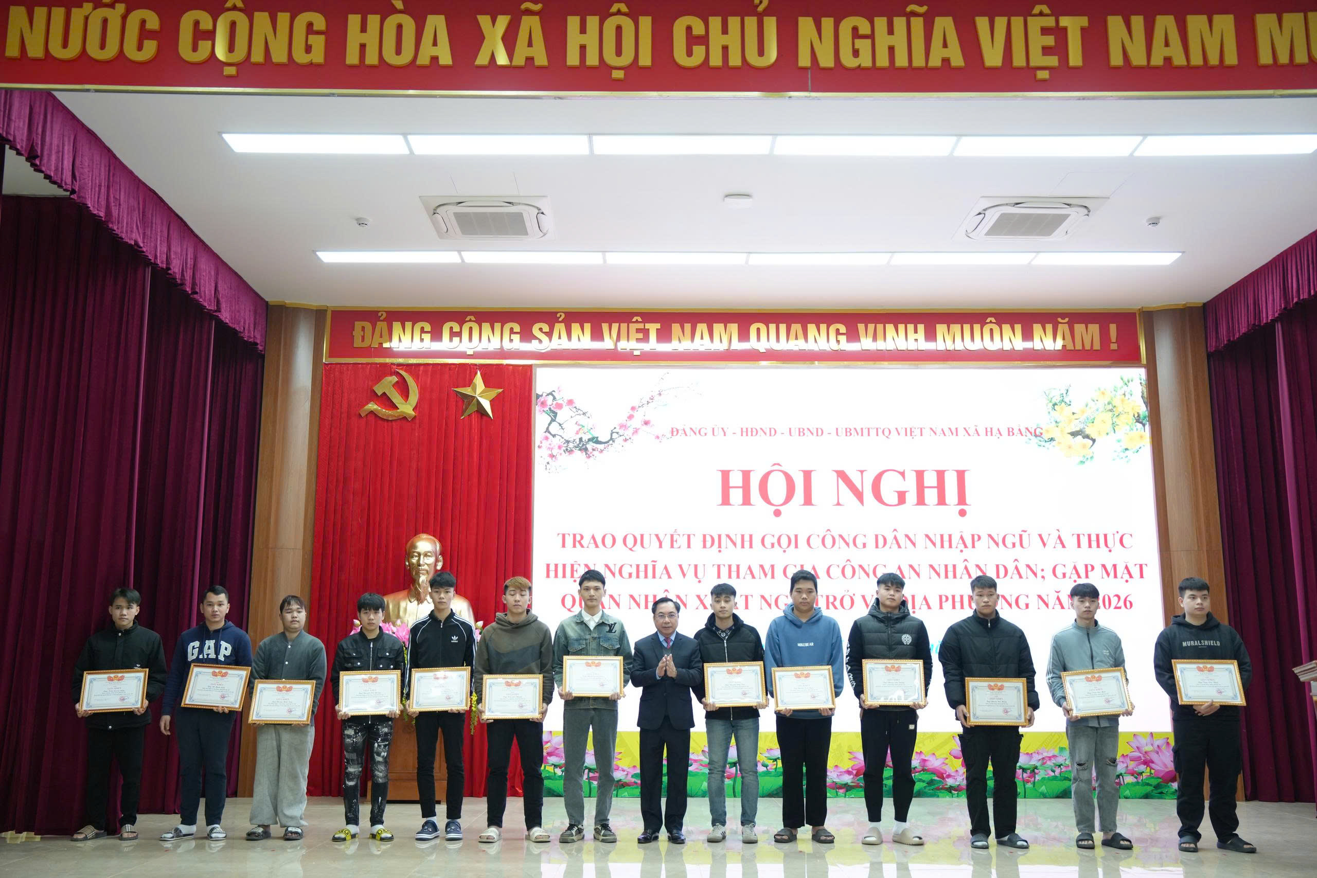 Xã Hạ Bằng gặp mặt 34 thanh niên nhập ngũ, biểu dương tinh thần xung kích bảo vệ Tổ quốc