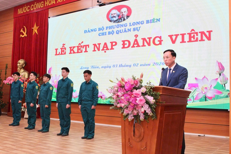 Phường Long Biên bồi dưỡng lý tưởng cách mạng, trao nhiệm vụ cho tân binh