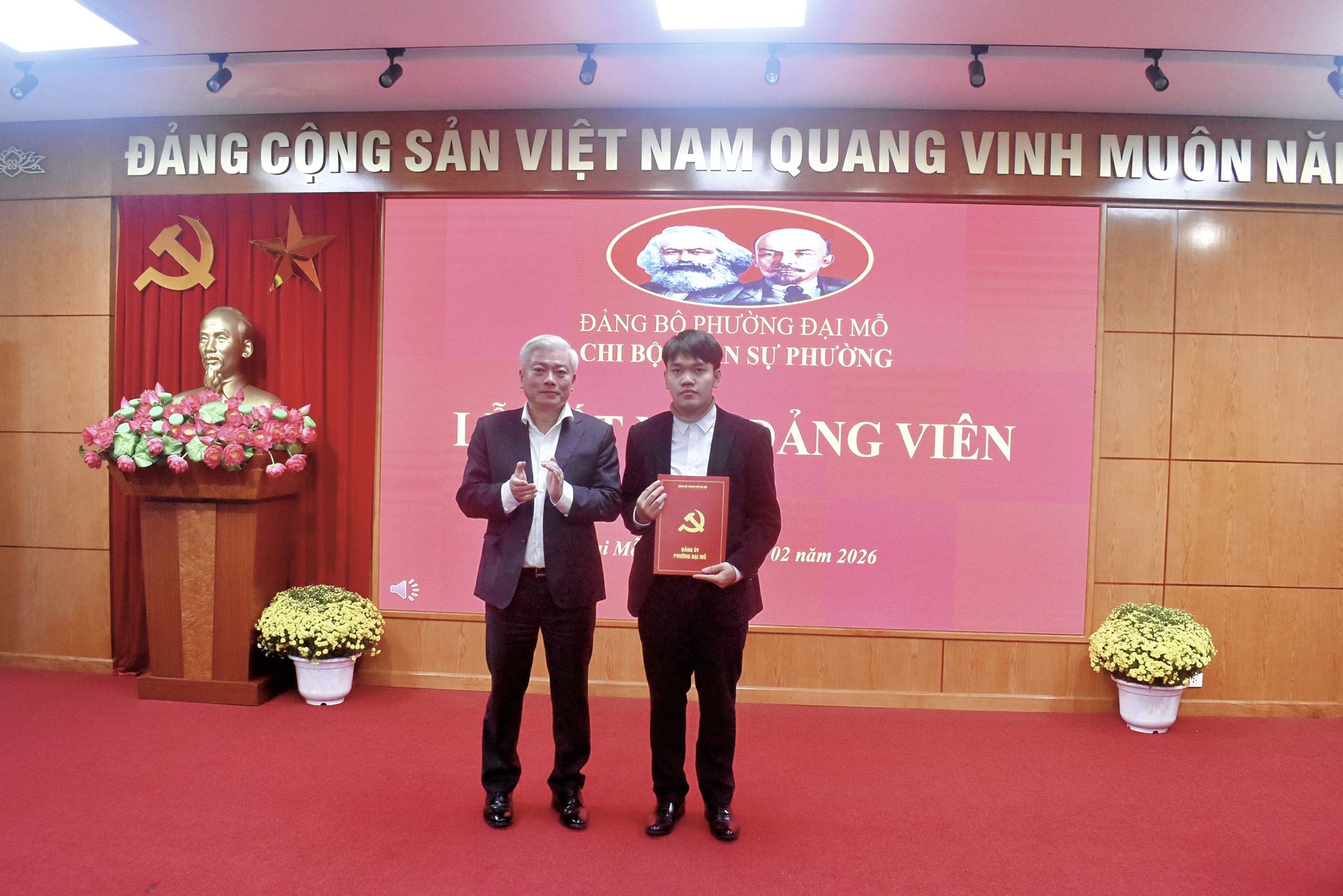 Phường Đại Mỗ kết nạp 02 quần chúng ưu tú trước ngày nhập ngũ, tiếp sức thanh niên lên đường làm nhiệm vụ
