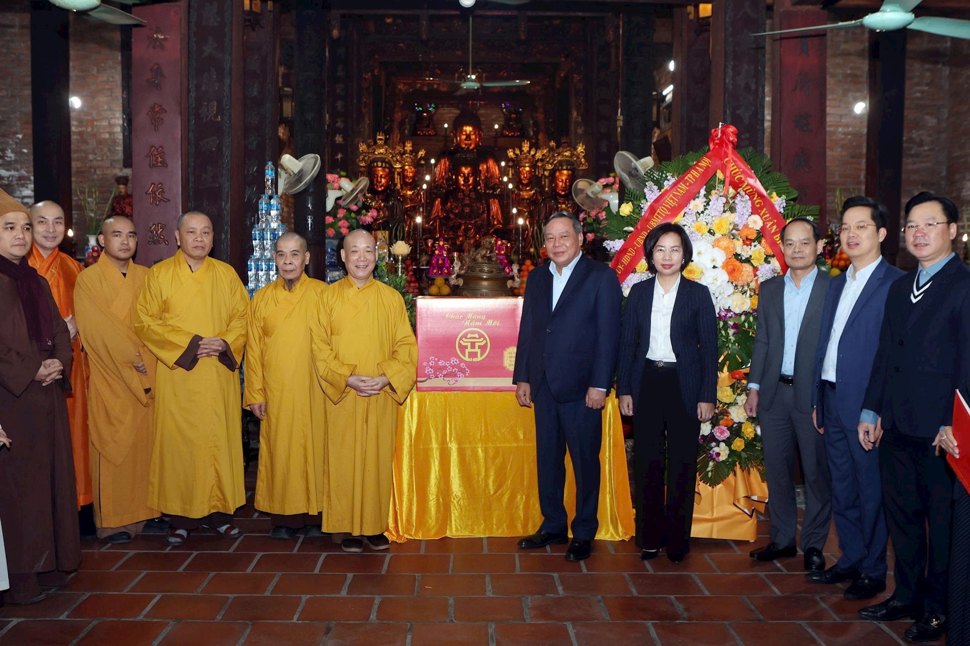 Phó Bí thư Thường trực Thành ủy Hà Nội Nguyễn Văn Phong thăm, chúc Tết Thành hội Phật giáo Hà Nội
