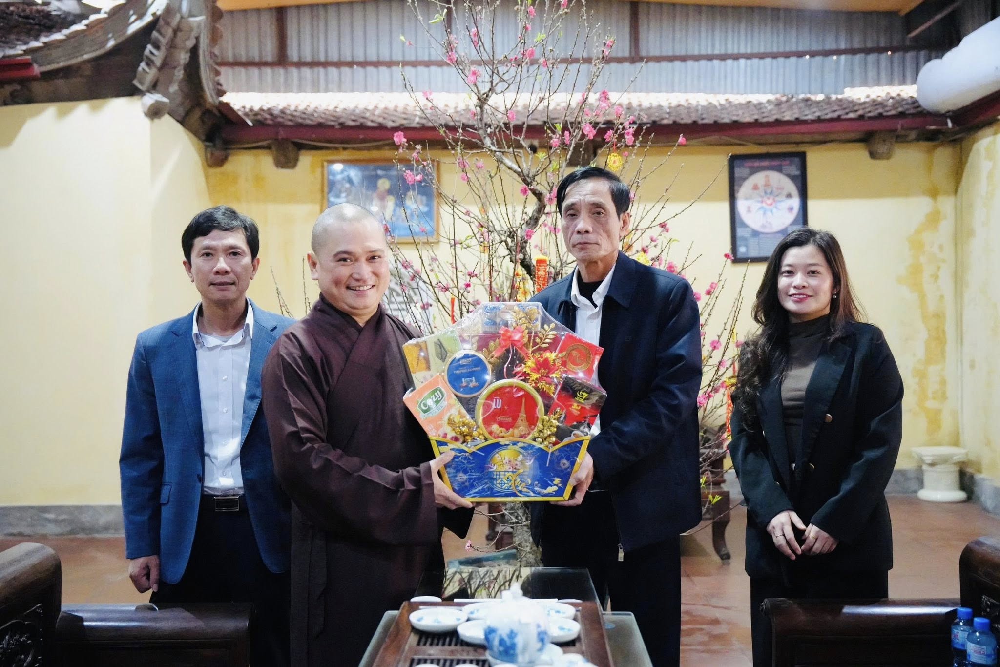 Lãnh đạo xã Hạ Bằng thăm, chúc mừng các cơ sở tôn giáo nhân dịp Tết Nguyên đán Bính Ngọ năm 2026