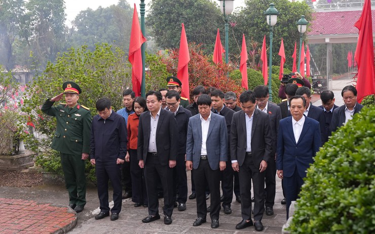 Lãnh đạo xã Bát Tràng dâng hương tri ân các anh hùng liệt sỹ, lan tỏa đạo lý “Uống nước nhớ nguồn”