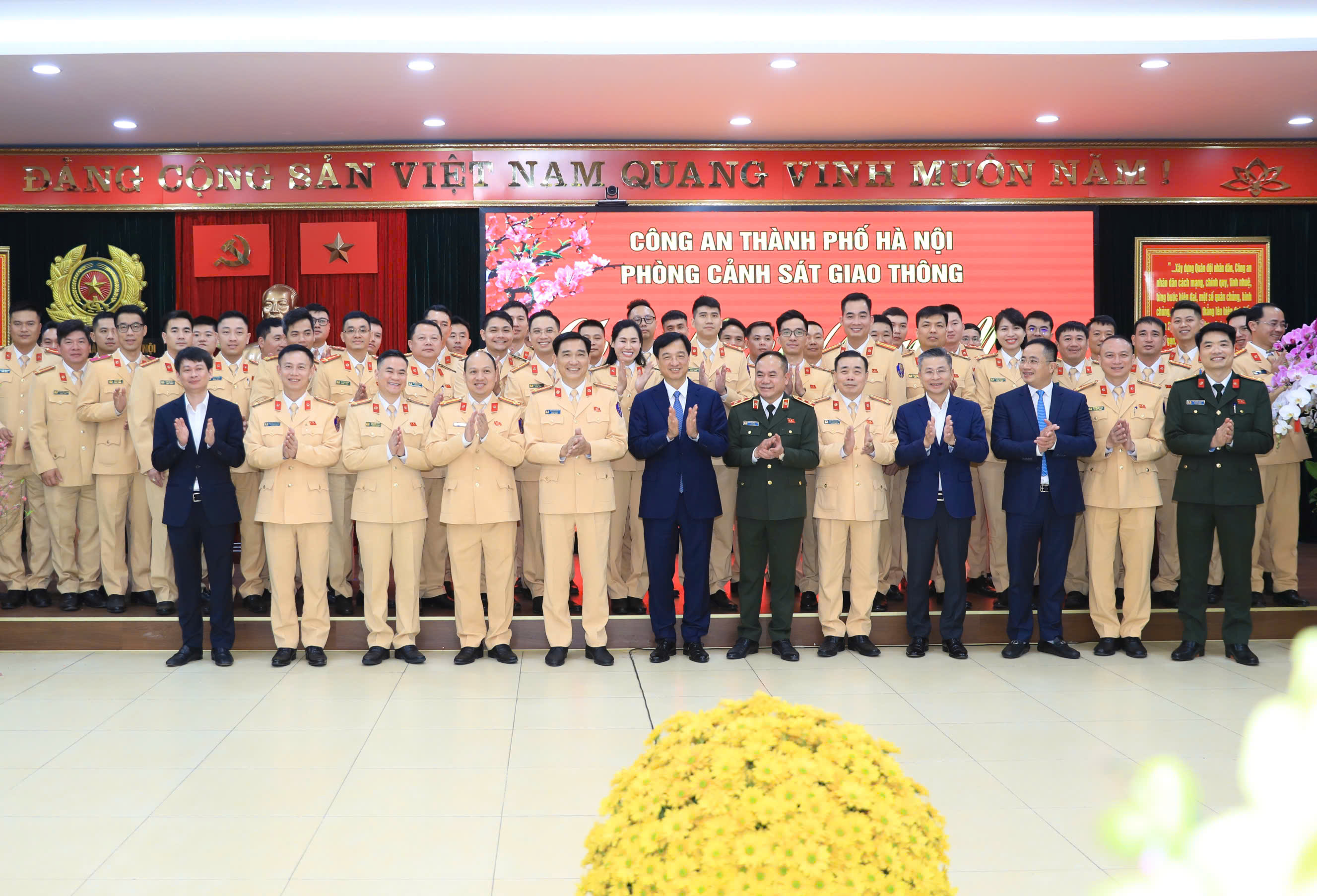 Đồng chí Bí thư Thành ủy Nguyễn Duy Ngọc chúc Tết, động viên cán bộ, chiến sĩ Cảnh sát giao thông Thành phố 