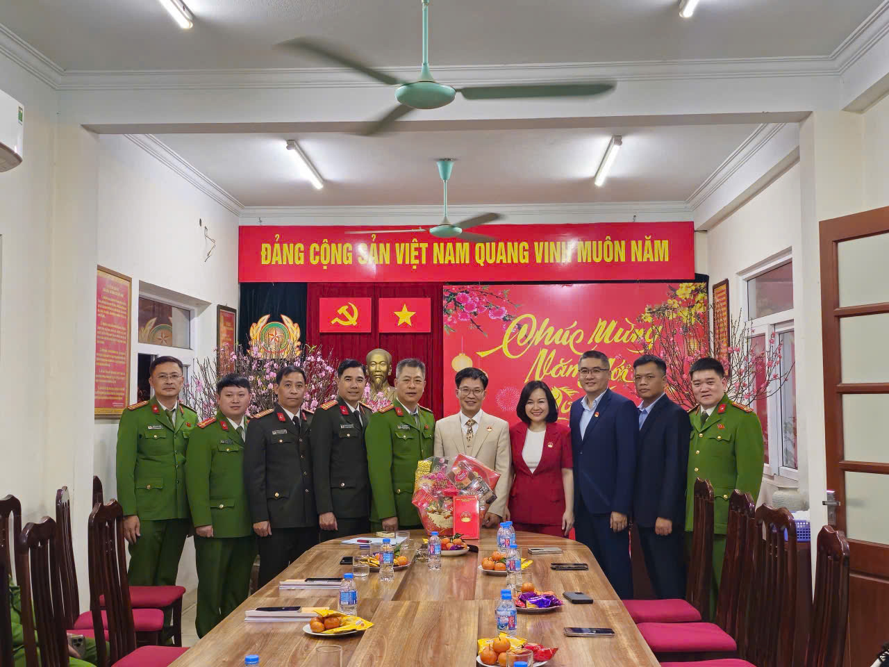 Lãnh đạo phường Kim Liên động viên, chúc tết các lực lượng làm nhiệm vụ dịp Tết Nguyên đán