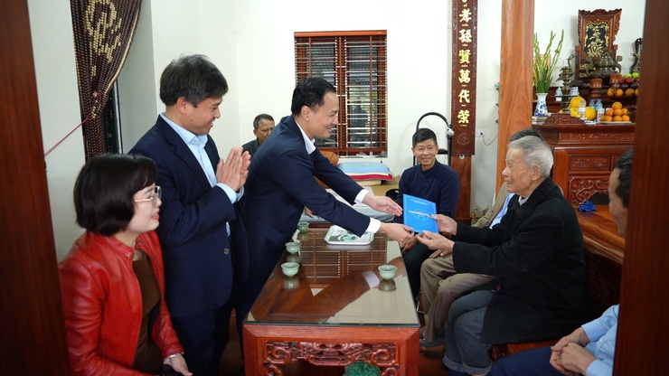Lãnh đạo xã Thanh Oai thăm, chúc thọ các cụ trăm tuổi tại thôn Kim Bài dịp Tết Bính Ngọ