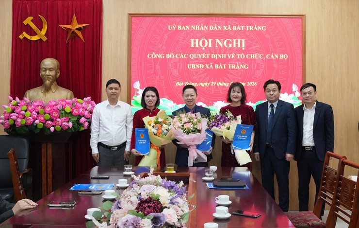 Xã Bát Tràng công bố các quyết định về công tác cán bộ củng cố bộ máy theo mô hình chính quyền địa phương hai cấp