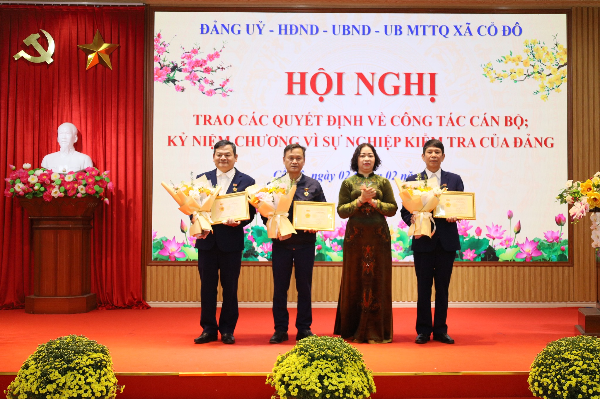 Xã Cổ Đô công bố các quyết định về thi đua khen thưởng và công tác cán bộ tại lễ chào cờ đầu tháng