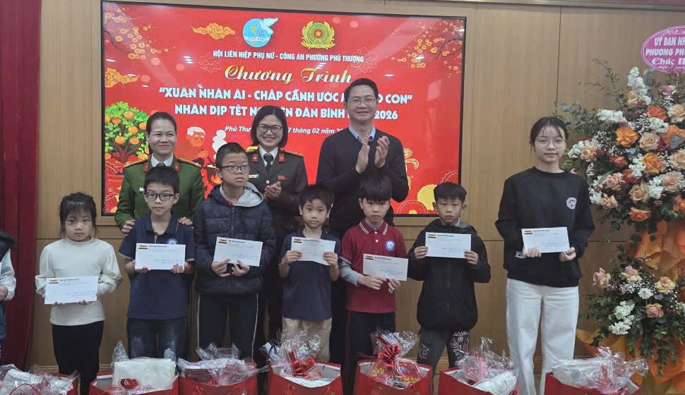 Phường Phú Thượng trao 50 suất quà trong chương trình “Xuân Nhân ái - Chắp cánh ước mơ cho con” dịp Tết Bính Ngọ 2026