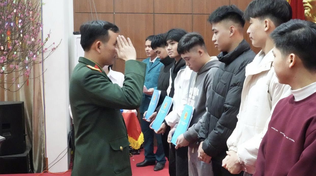 Xã Phượng Dực gặp mặt, động viên 40 thanh niên ưu tú lên đường nhập ngũ
