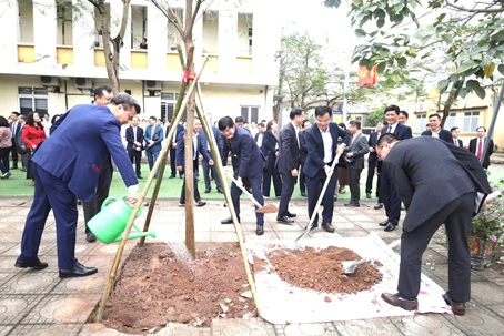 Sở Y tế Hà Nội giao ban đầu xuân, phát động Tết trồng cây và khen thưởng 24 tập thể tiêu biểu tại Bệnh viện đa khoa Mê Linh