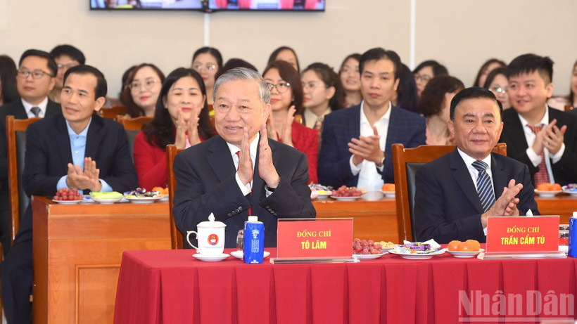 Văn phòng Trung ương Đảng nêu gương làm việc với tinh thần trách nhiệm cao nhất