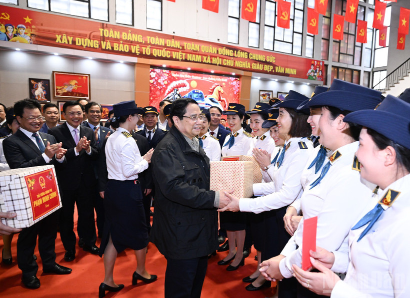Thủ tướng Phạm Minh Chính kiểm tra công tác phục vụ vận tải dịp Tết tại Ga Hà Nội