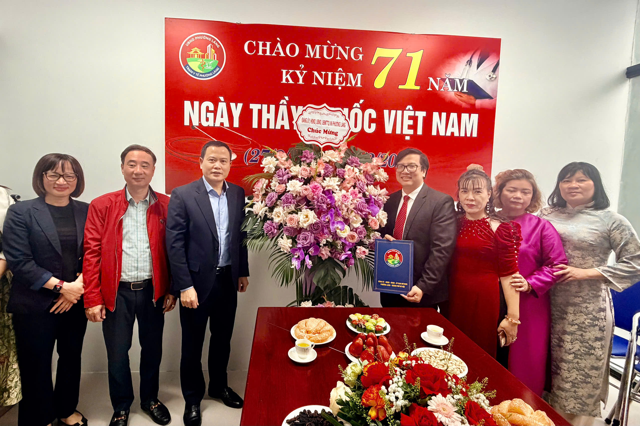 Phường Láng tri ân đội ngũ thầy thuốc, tăng cường phối hợp chăm sóc sức khỏe nhân dân
