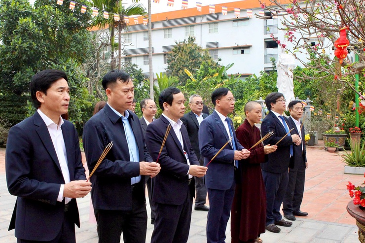 Phường Long Biên dâng hương đầu xuân, bồi đắp truyền thống và củng cố niềm tin cộng đồng