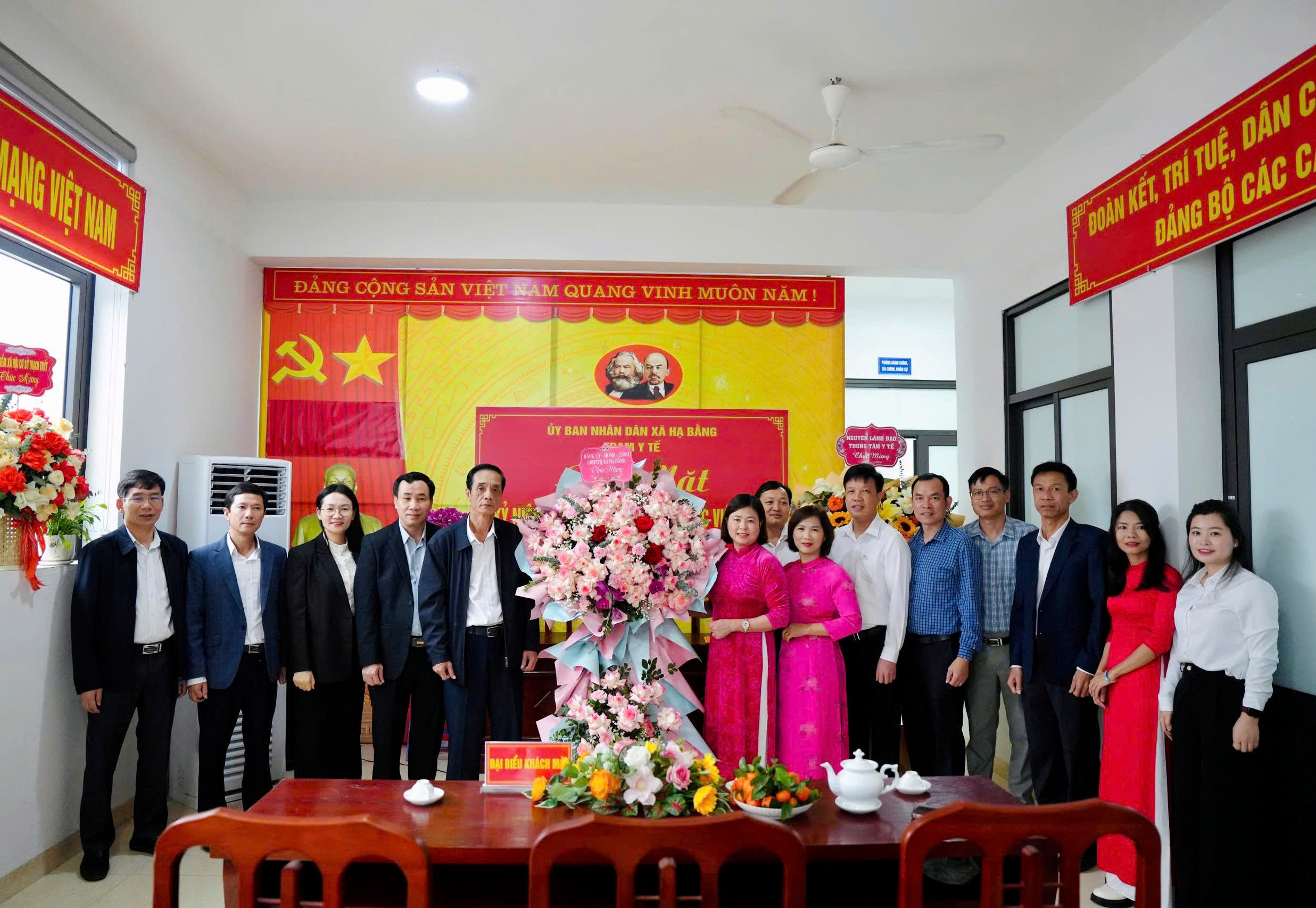 Xã Hạ Bằng tri ân đội ngũ thầy thuốc, động viên nâng cao chất lượng y tế cơ sở