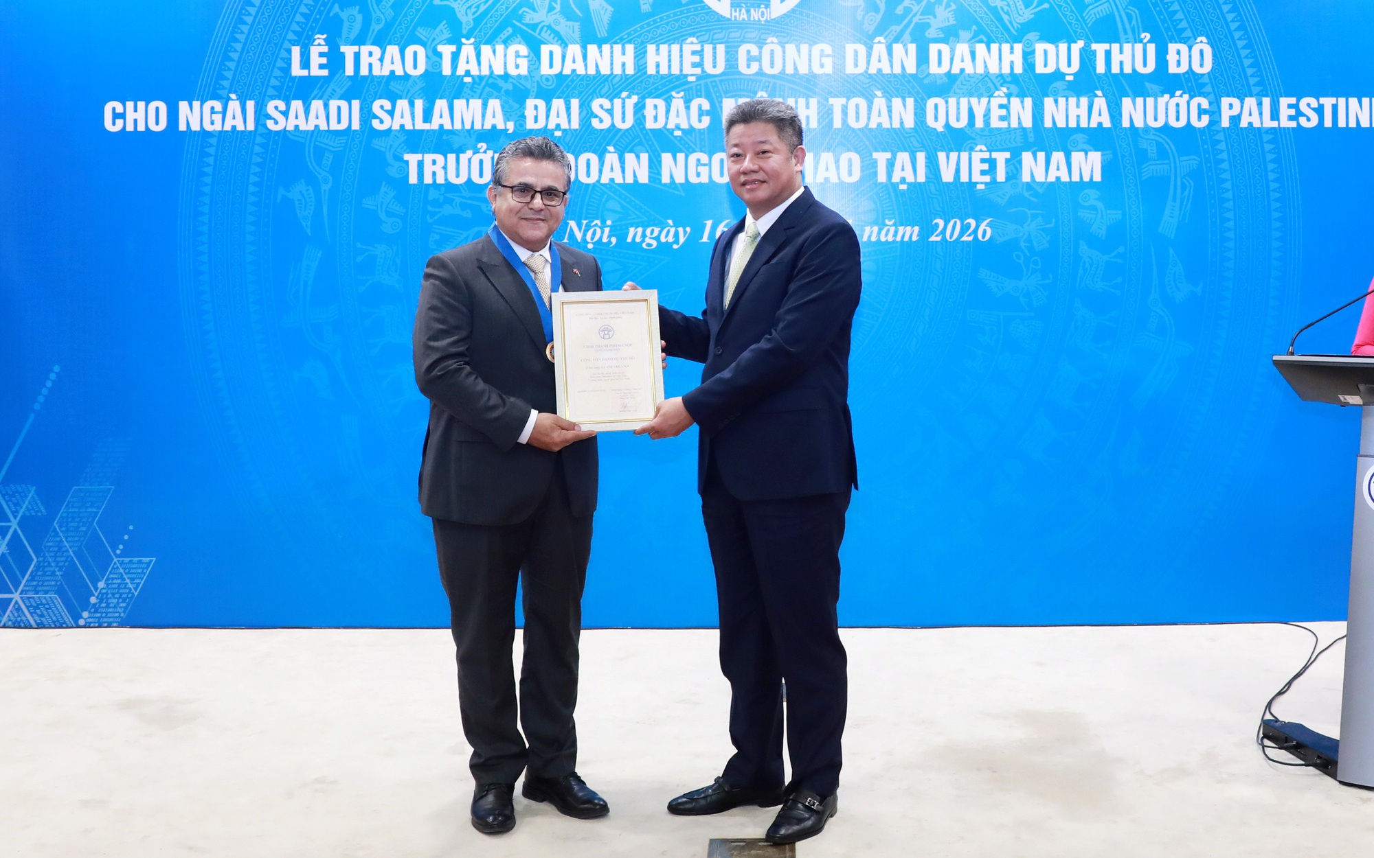 Hà Nội trao danh hiệu Công dân danh dự Thủ đô cho Đại sứ Palestine Saadi Salama