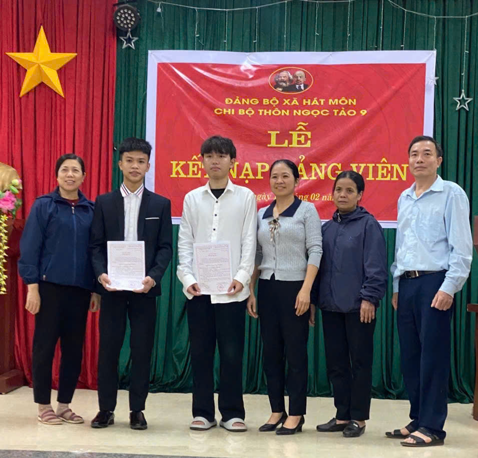 Xã Hát Môn kết nạp 16 đảng viên trẻ trước ngày nhập ngũ, nâng cao chất lượng chính trị trong lực lượng vũ trang