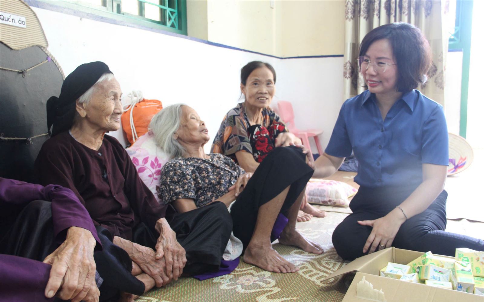 Hà Nội tặng quà Tết cho các hộ cận nghèo, hộ có hoàn cảnh khó khăn
