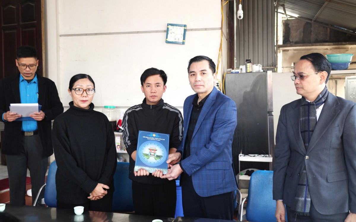 Trao sổ tiết kiệm 130 triệu đồng hỗ trợ gia đình đoàn viên tử nạn lao động tại Thường Tín