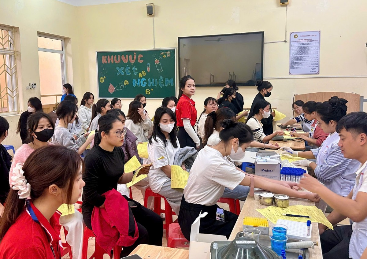 Công đoàn Trường Cao đẳng Y tế Hà Nội tiếp nhận hơn 300 đơn vị máu qua chương trình “Mặt trời đỏ”
