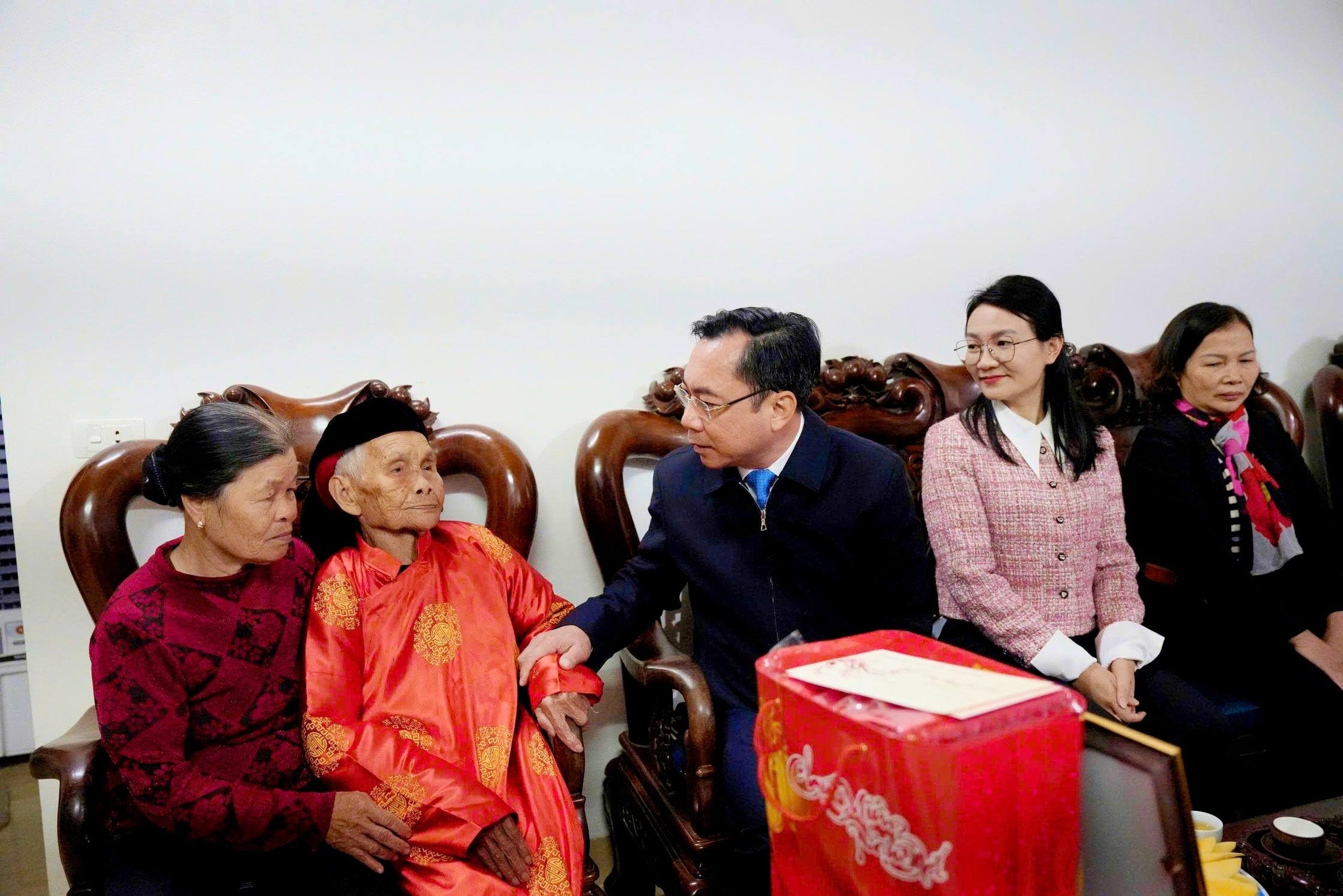 Xã Hạ Bằng thăm hỏi, tặng quà người có công và chúc thọ các cụ tròn 100 tuổi dịp Tết Bính Ngọ 2026