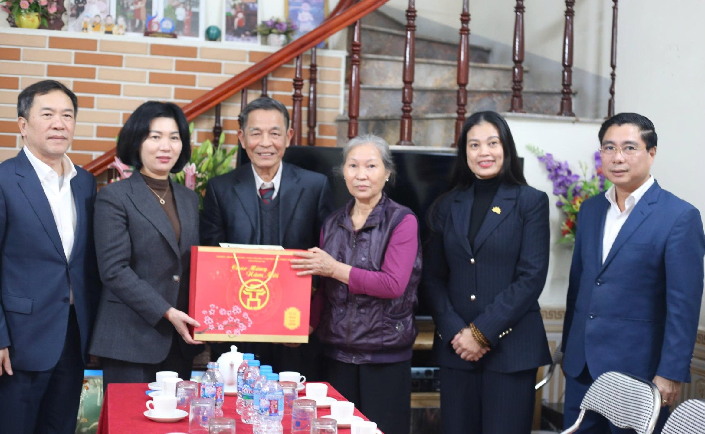 Chủ tịch HĐND thành phố Phùng Thị Hồng Hà thăm, tặng quà các gia đình chính sách tiêu biểu trên địa bàn xã Ứng Hòa