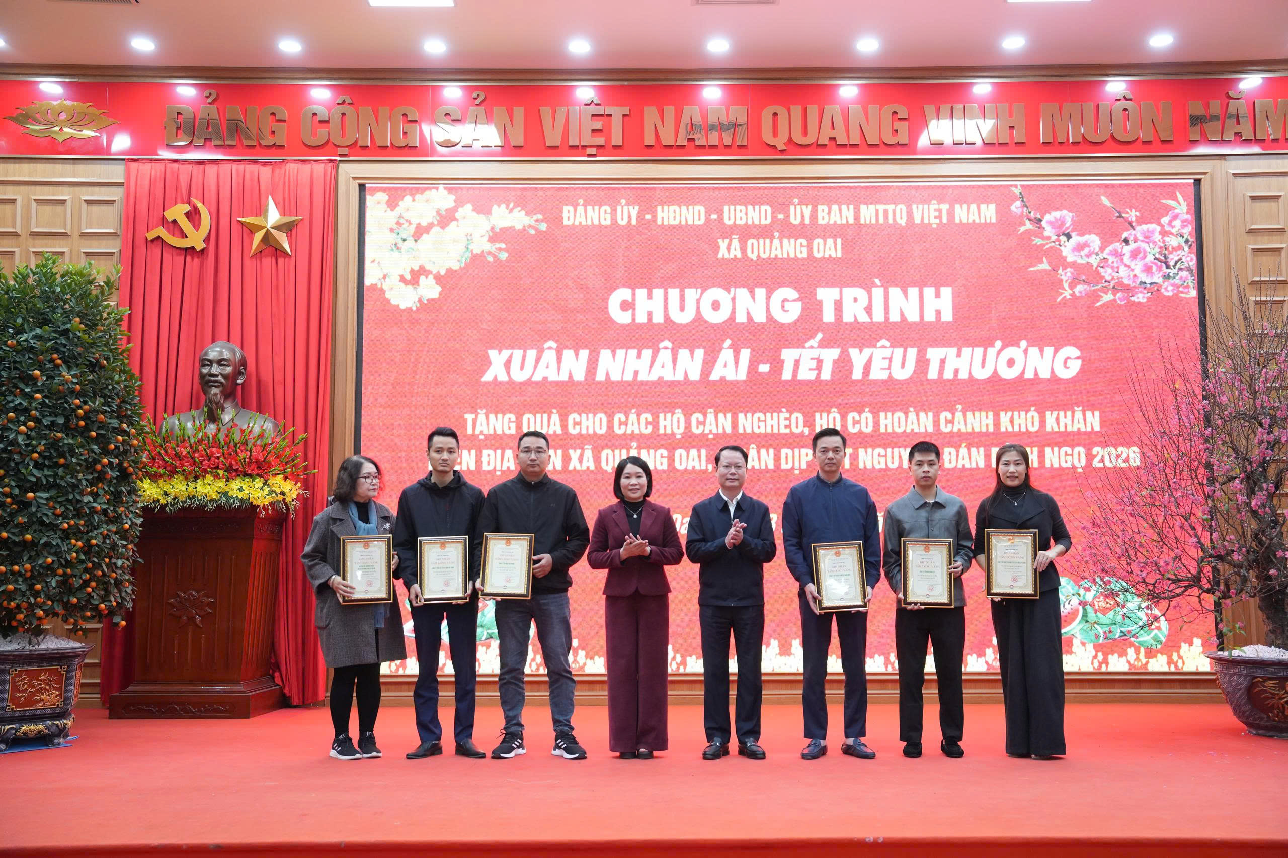 Xã Quảng Oai trao 128 suất quà Tết cho hộ cận nghèo, hộ khó khăn trong chương trình “Xuân nhân ái - Tết yêu thương”