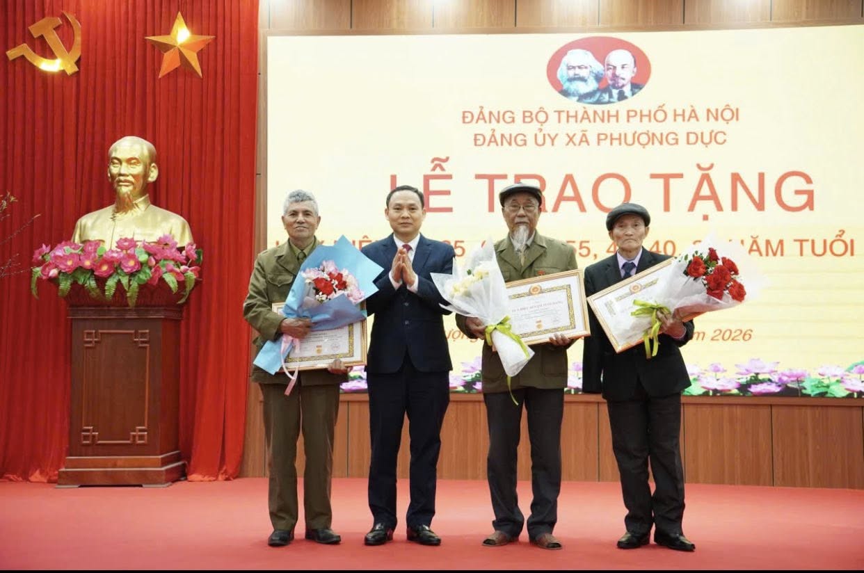 Đảng ủy xã Phượng Dực kỷ niệm 96 năm Ngày thành lập Đảng, trao Huy hiệu Đảng cho 36 đảng viên lão thành