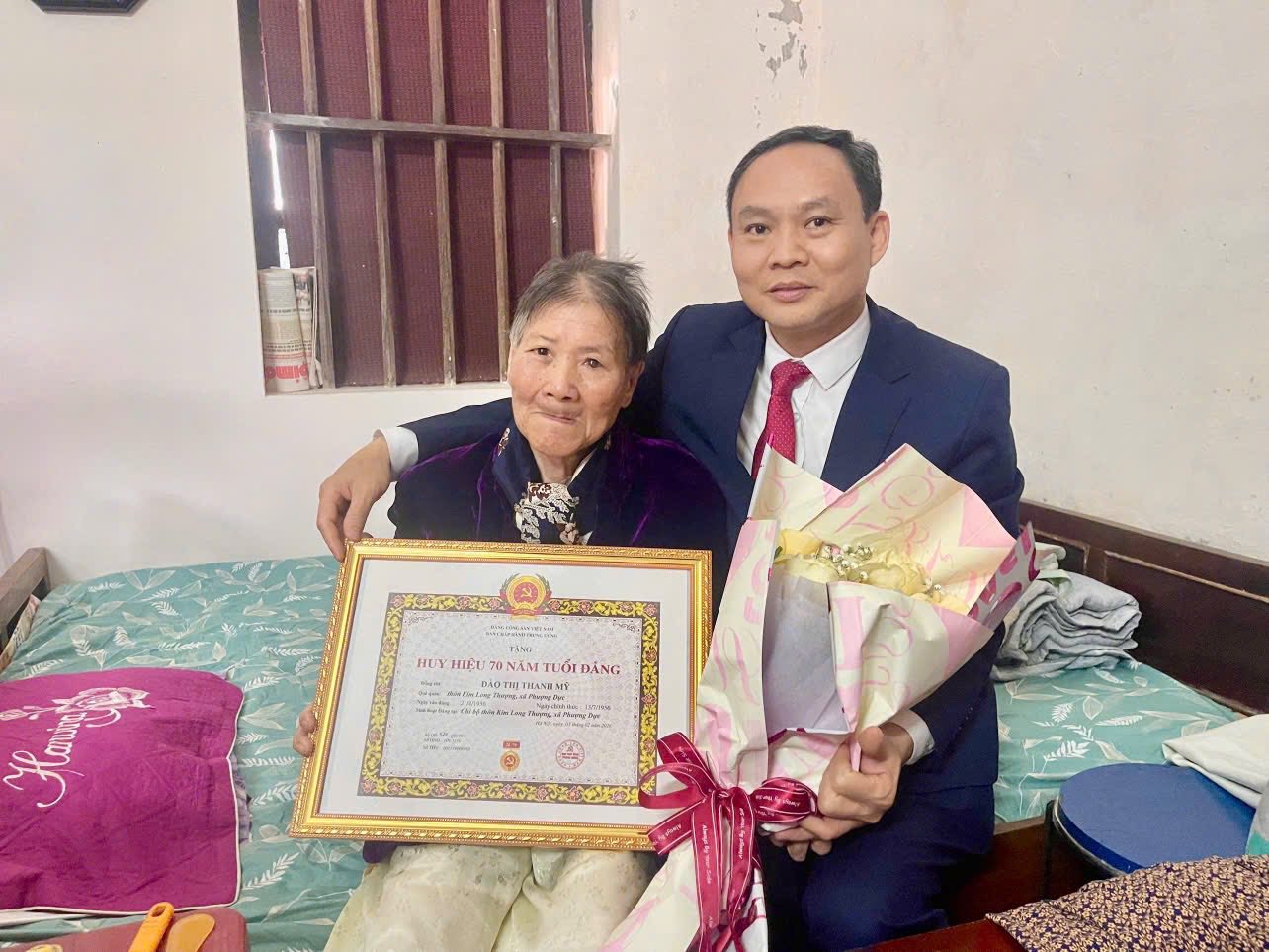 Bí thư Đảng ủy xã Phượng Dực trao Huy hiệu 70 năm tuổi Đảng tặng đảng viên: Lan tỏa giá trị bền bỉ của người đảng viên lão thành