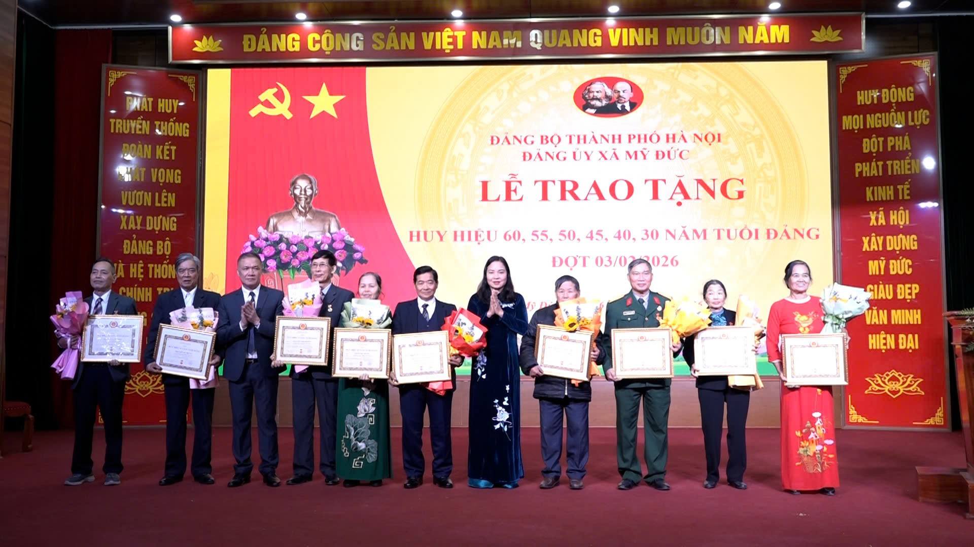 Đảng ủy xã Mỹ Đức trang trọng trao Huy hiệu Đảng, khẳng định giá trị bền bỉ của những tấm gương cách mạng