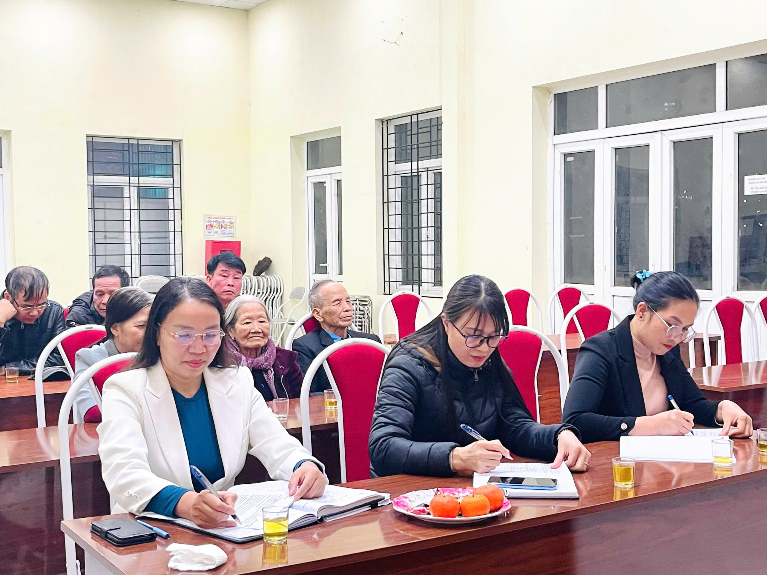 Phó Bí thư Thường trực Đảng uỷ xã Hạ Bằng dự sinh hoạt chi bộ tại thôn 4