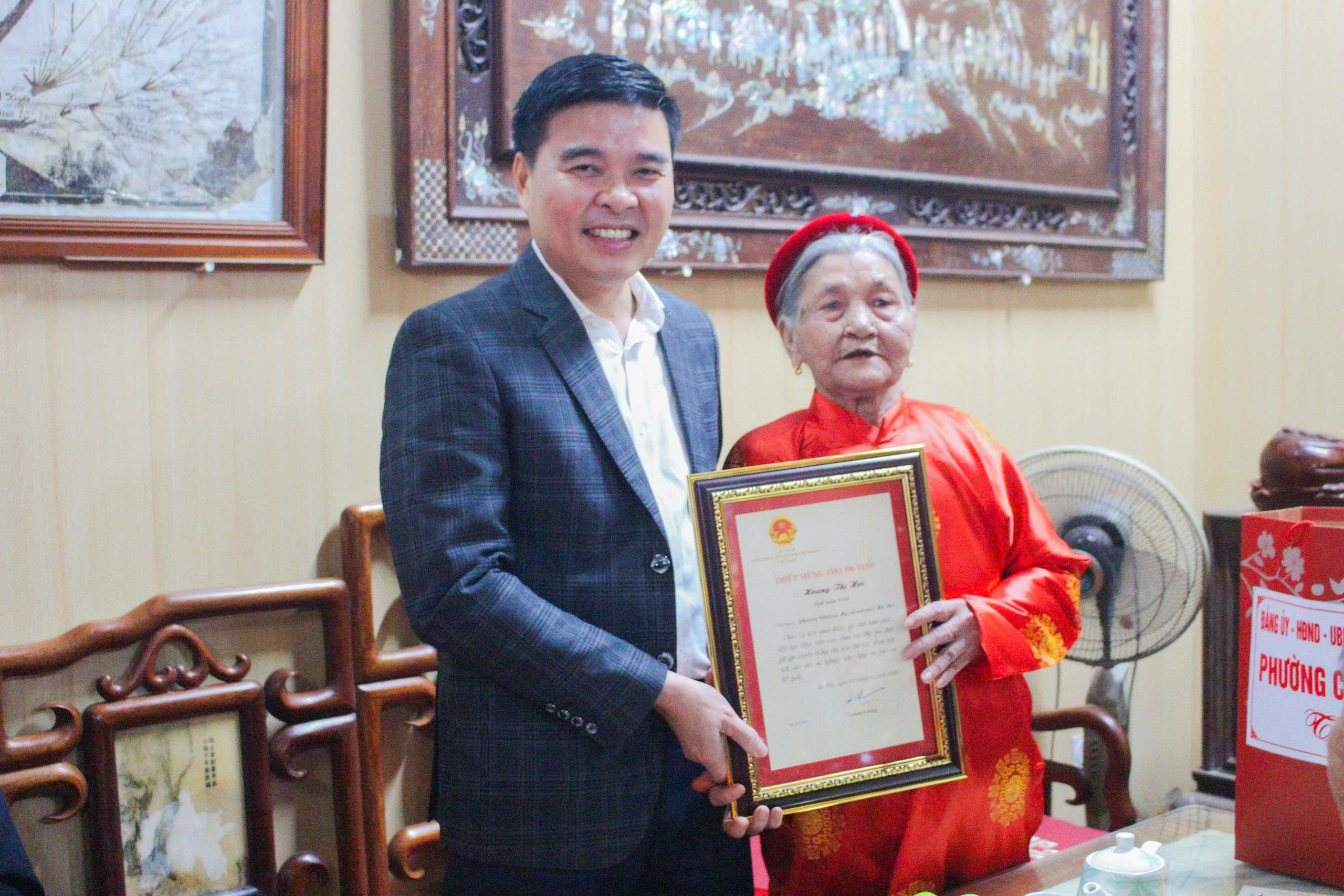 Phường Chương Mỹ thăm, tặng quà người cao tuổi và gia đình chính sách dịp Tết Bính Ngọ 2026