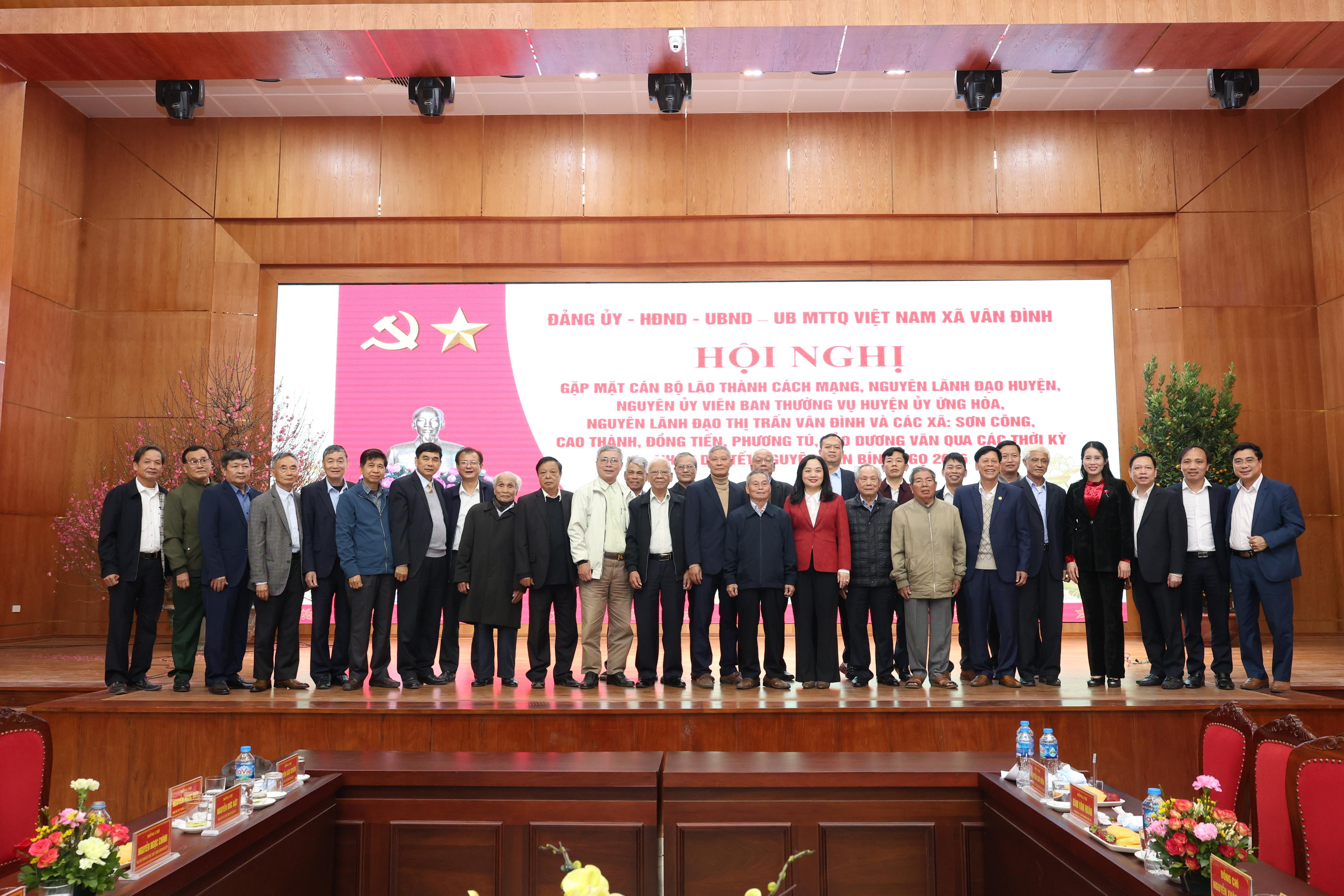 Xã Vân Đình gặp mặt lão thành cách mạng, nguyên lãnh đạo qua các thời kỳ nhân dịp xuân Bính Ngọ 2026