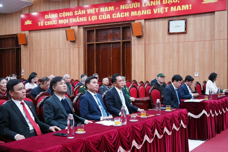 Đảng ủy phường Chương Mỹ trao Huy hiệu Đảng đợt 03-02 tặng 24 đảng viên