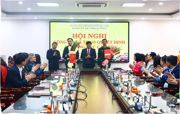 Xã Thạch Thất công bố và trao quyết định về công tác cán bộ
