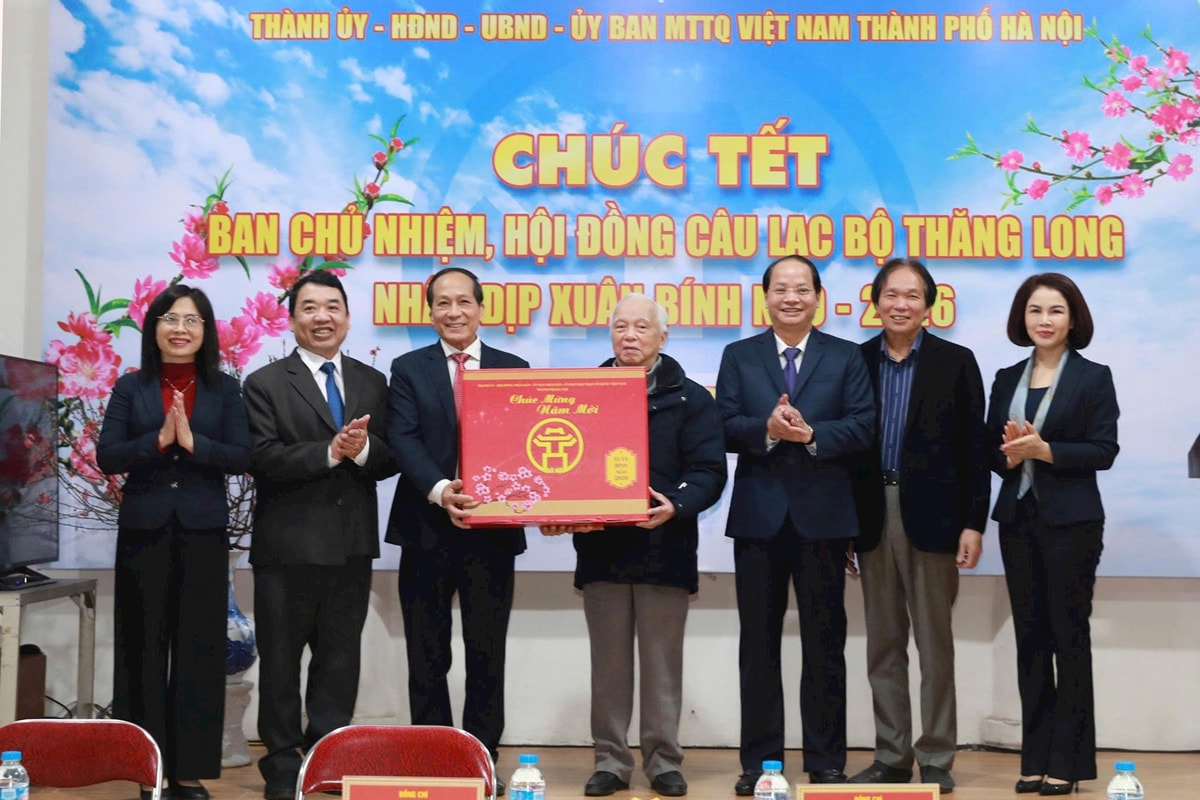 Trưởng ban Tuyên giáo và Dân vận Thành ủy Nguyễn Doãn Toản thăm, chúc Tết Câu lạc bộ Thăng Long