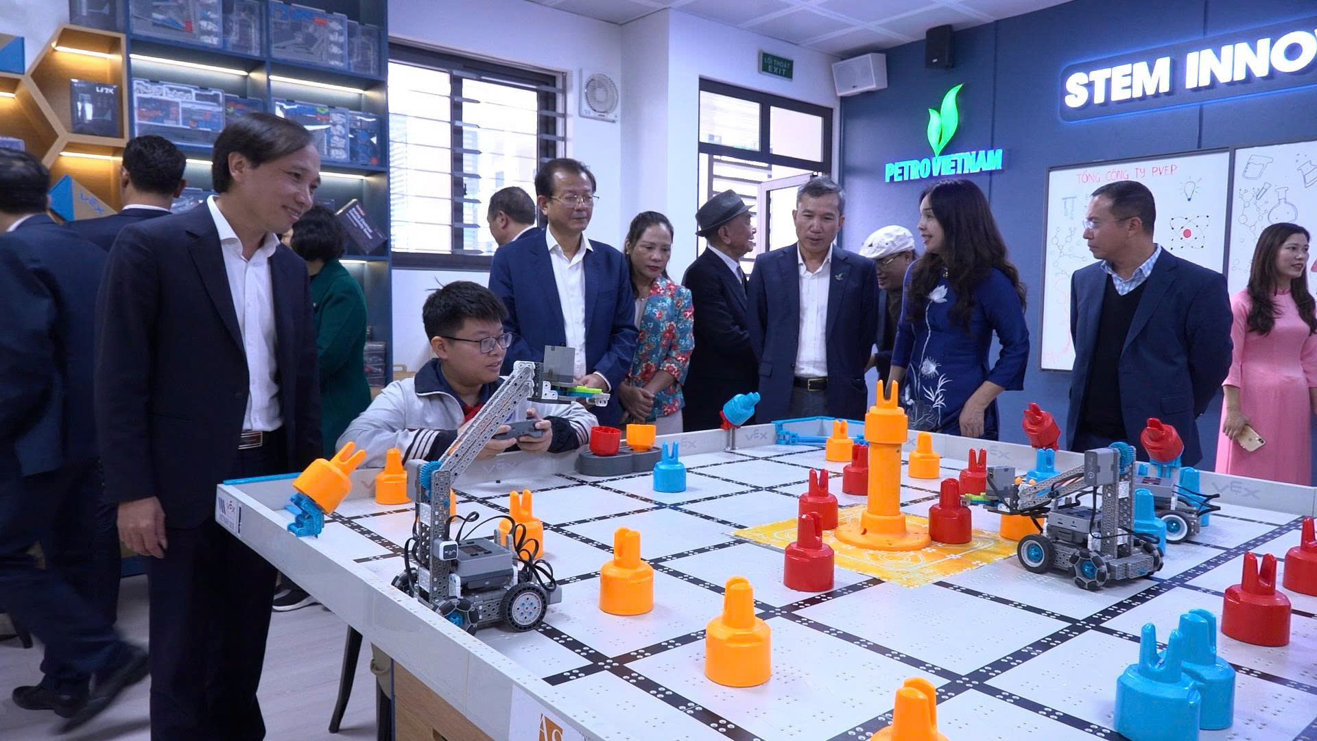 Tổng Công ty Thăm dò khai thác dầu khí Việt Nam trao tặng phòng học STEM cho xã Vân Đình