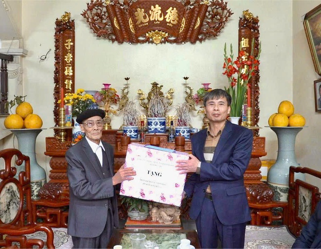 Xã Hồng Vân thăm hỏi, tặng quà người có công và các cụ cao tuổi tròn 100 tuổi dịp Tết Bính Ngọ 2026