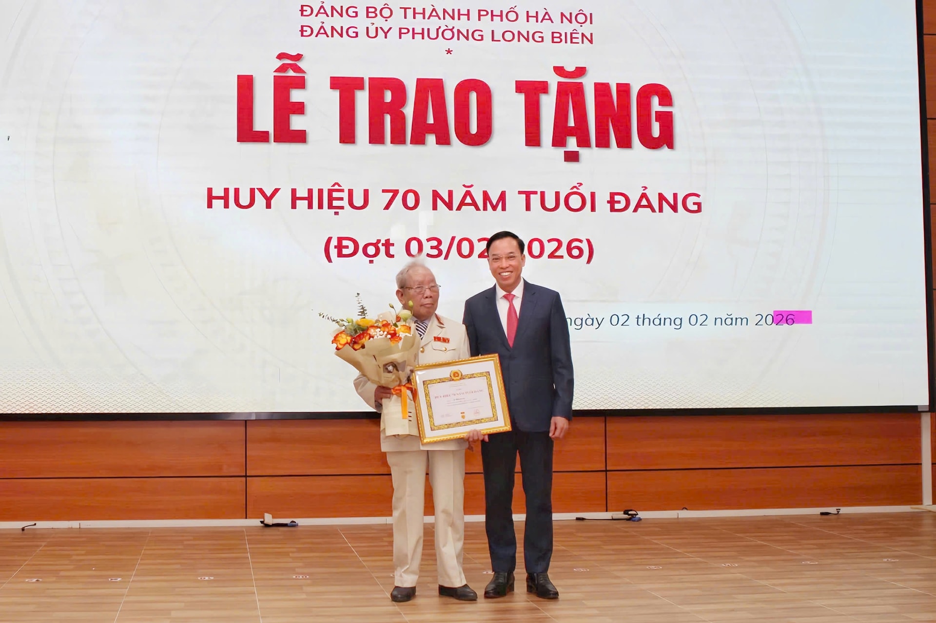 Trao tặng, truy tặng Huy hiệu Đảng ở phường Long Biên: Từ chuẩn hóa dữ liệu đến lan tỏa giá trị nhân văn