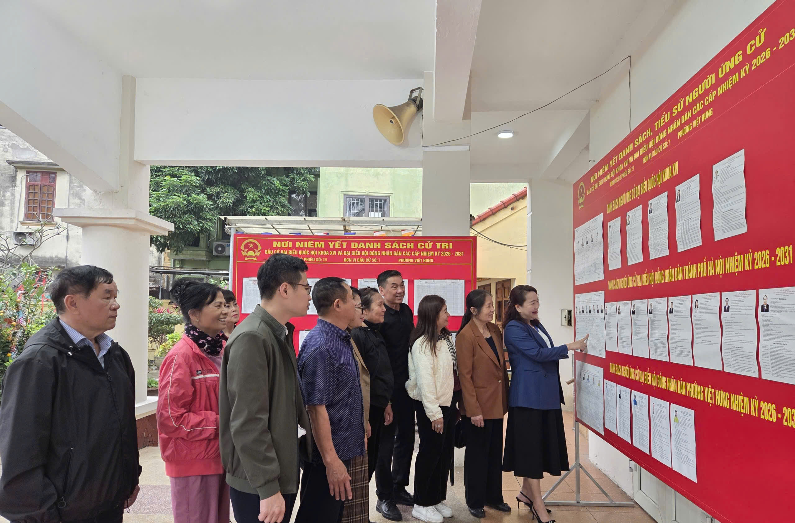 Phường Việt Hưng kiểm tra công tác chuẩn bị tại các khu vực bỏ phiếu phục vụ bầu cử