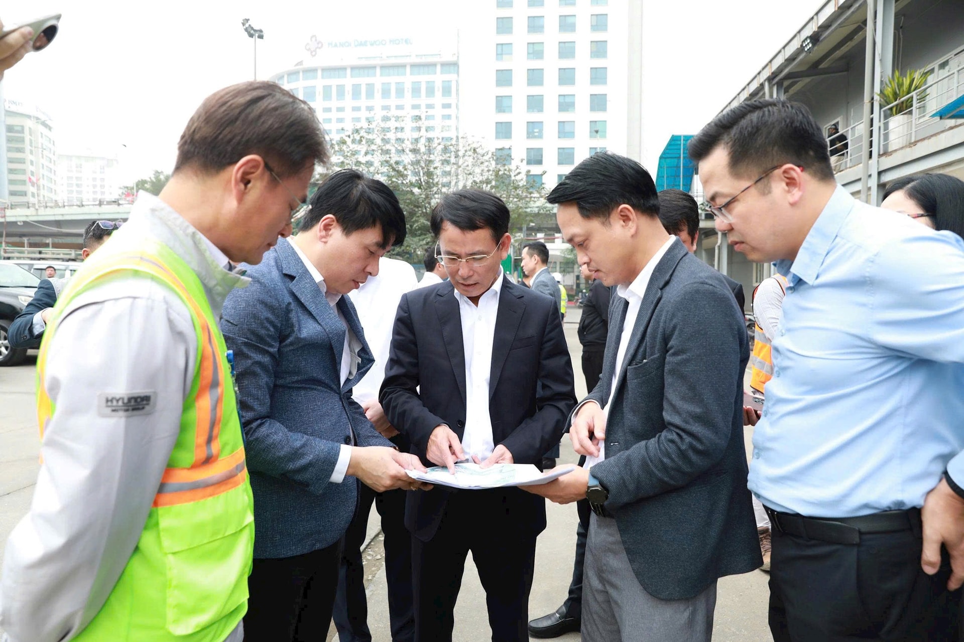 Đẩy nhanh giải phóng mặt bằng, thúc tiến độ các dự án, công trình trọng điểm của thành phố Hà Nội