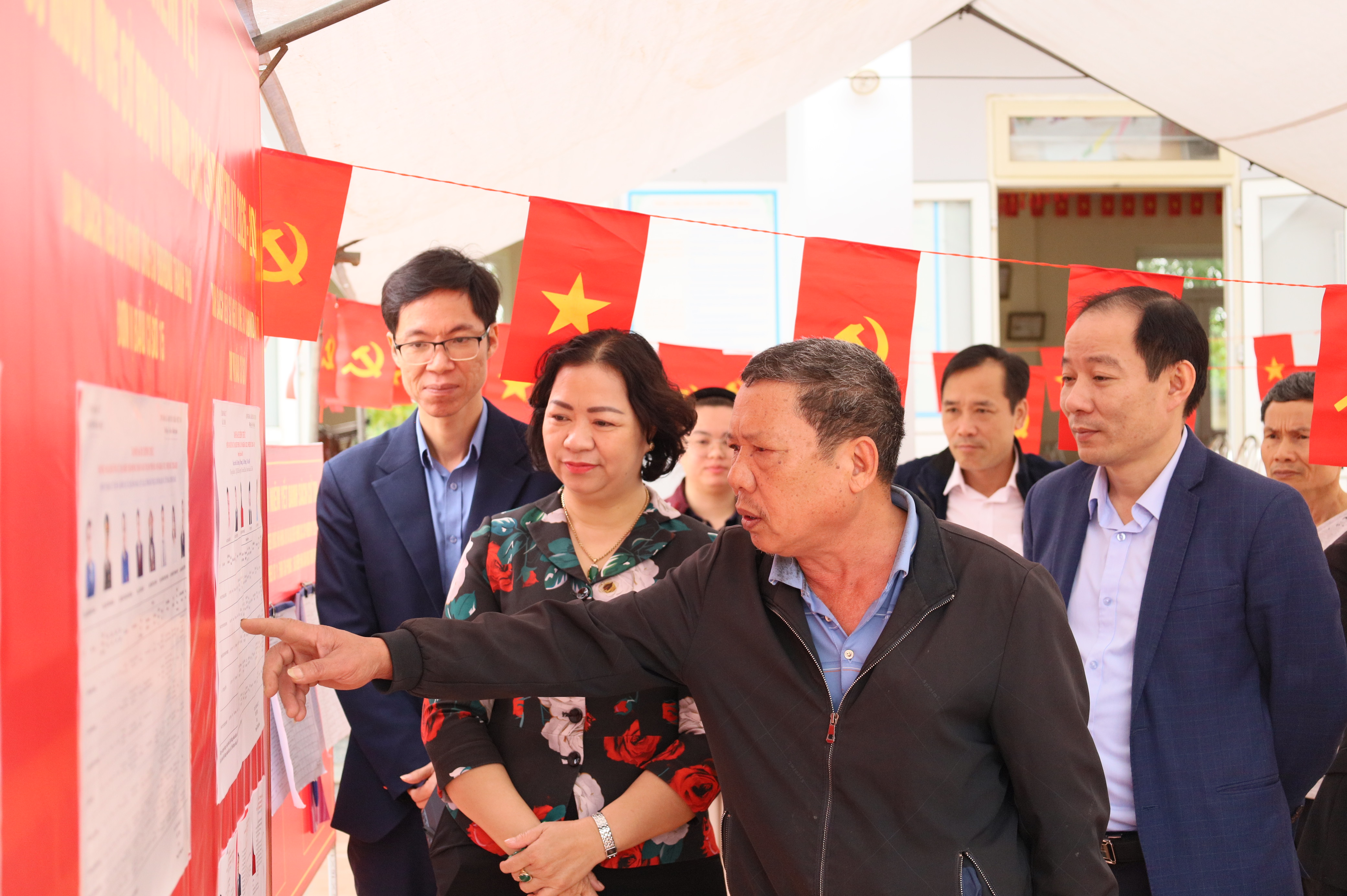 Thường trực Đảng ủy xã Cổ Đô kiểm tra công tác chuẩn bị tại các khu vực bỏ phiếu