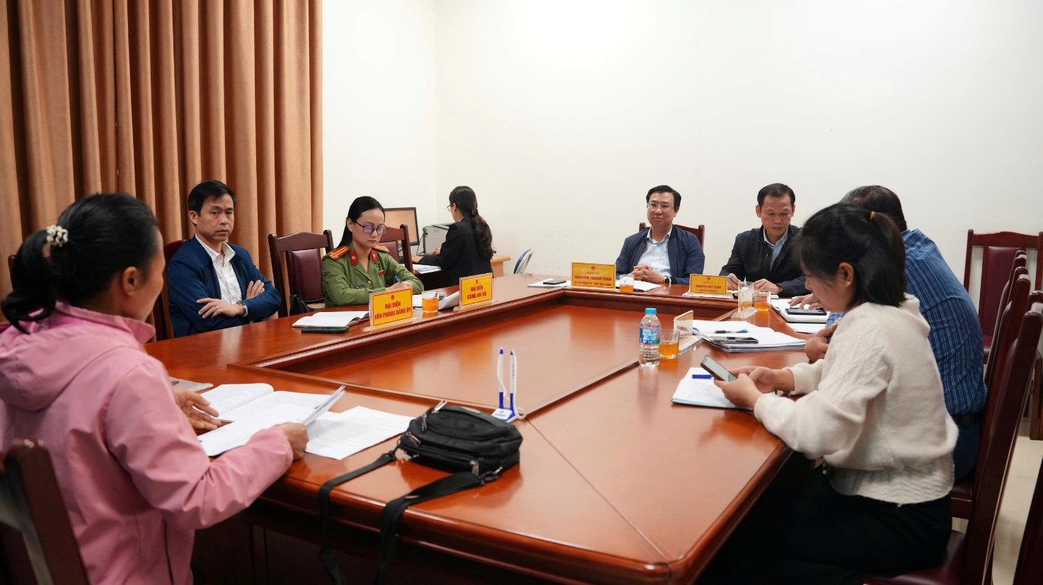 Bí thư Đảng ủy xã Hoài Đức lắng nghe, giải quyết kiến nghị của nhân dân