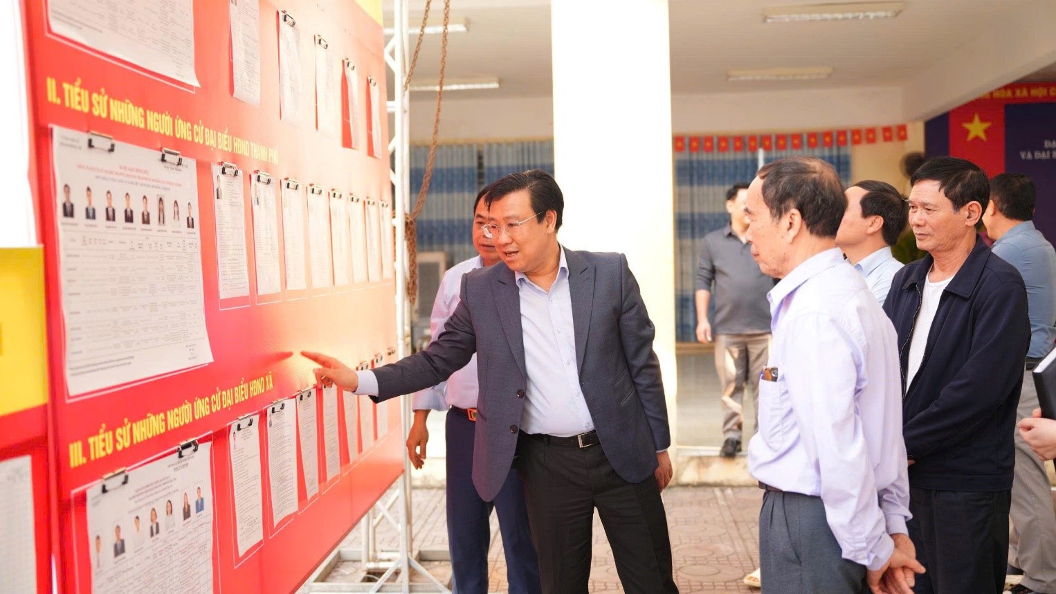 Bí thư Đảng ủy xã Hoài Đức kiểm tra công tác chuẩn bị bầu cử tại các điểm bỏ phiếu